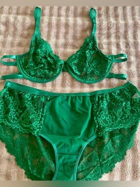 Sheer Lace Underwire Bra & Brief Set in Emerald Green New Without Tags